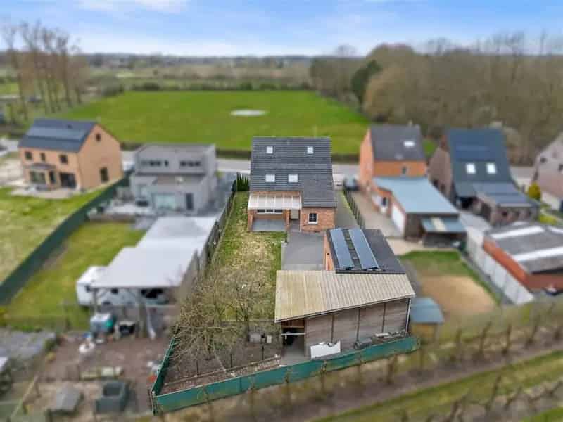 VERRASSEND RUIME OPEN BEBOUWING MET EEN KNAP UITZICHT IN HALEN