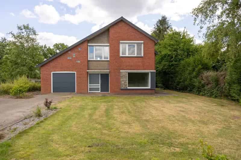Ruime woning met vrij zicht te koop!
