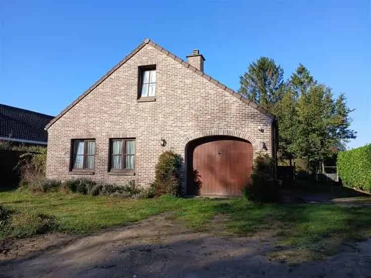 Huis Te Koop: Op te frissen woning met zolder 911m²