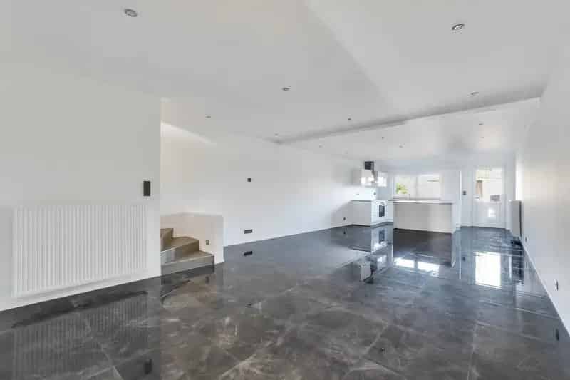 Gerenoveerde woning met vier slaapkamers en inpandige garage