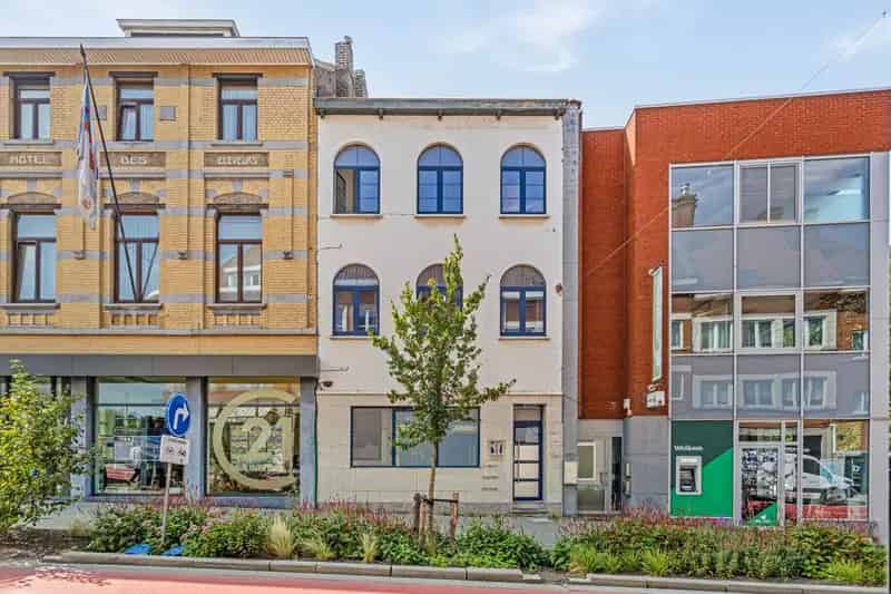 Gelijkvloerse praktijk + leefruimte en koer te centrum Halle