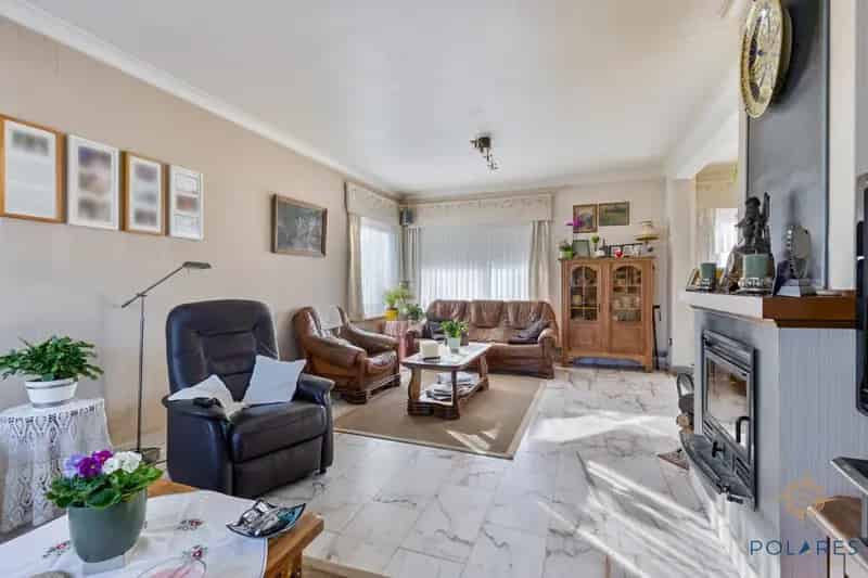 Woning met prachtig uitzicht en bijgebouw.
