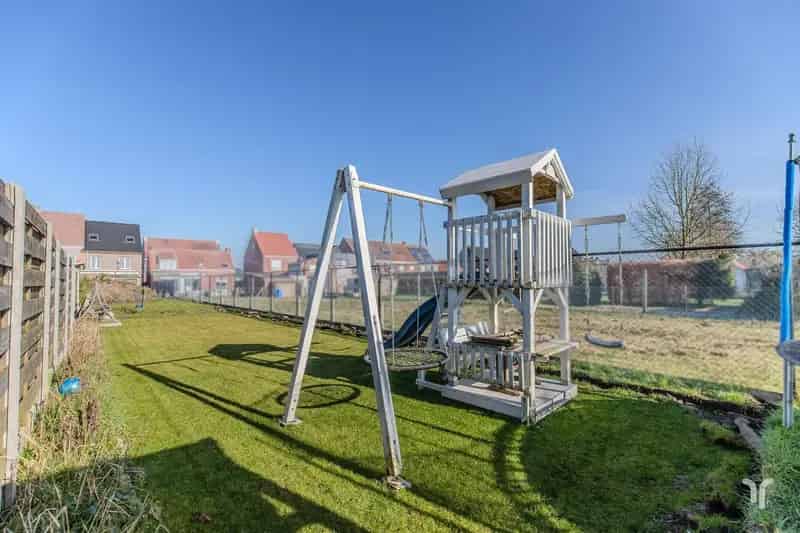 Op te frissen woning te Torhout met zonnige tuin.