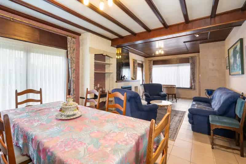 Ben je op zoek naar een bungalow met drie slaapkamers en een onderhoudsvriendelijk zuidgerichte tuin? Zoek niet verder! Deze woning in Oordegem op een perceel van 634m² heeft alles wat je nodig hebt!

Indeling:
- Inkomhal
- Lichtrijke leefruimte
- Keuken
