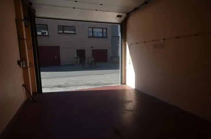 Huis Te Koop Oostende: 3 slaapkamers, garage, bouwgrond