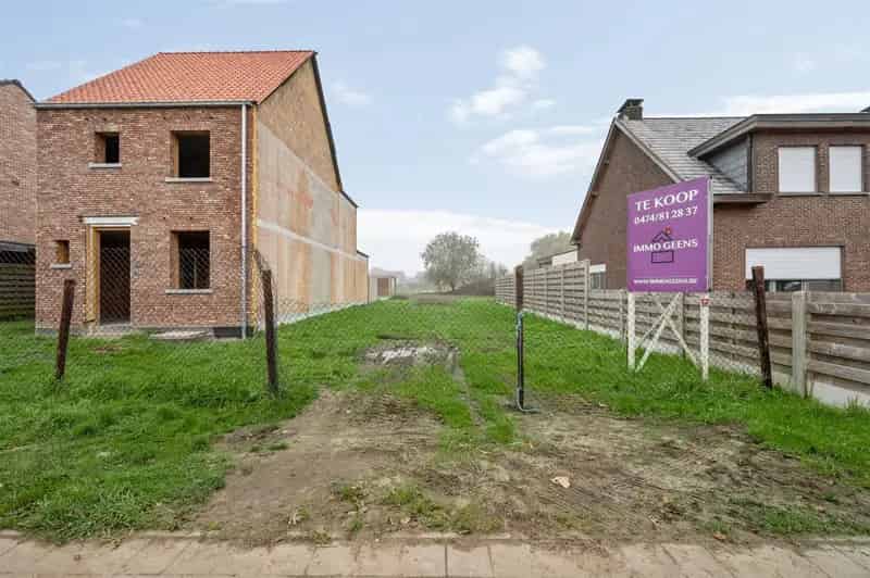 Perceel bouwgrond (650 m2) voor half open bebouwing niet ver van het centrum