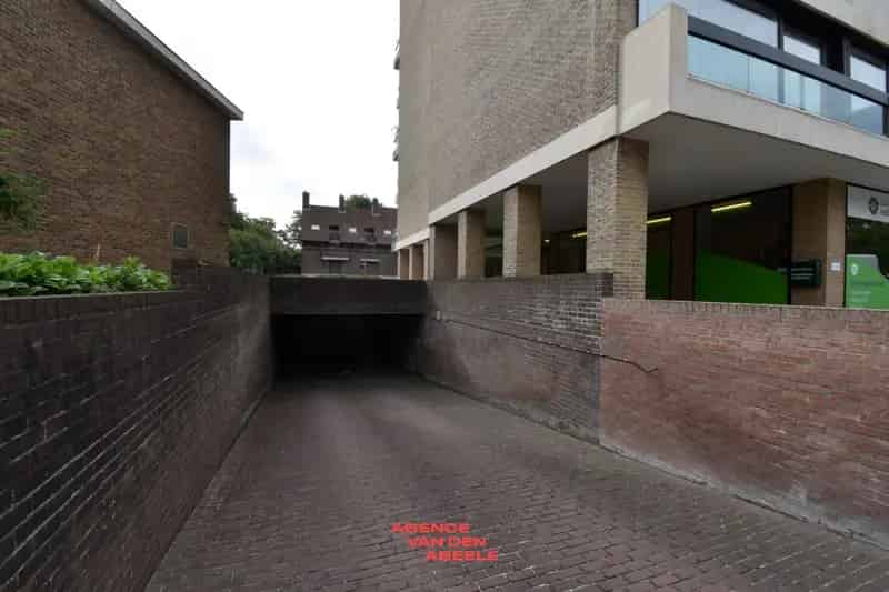 Ondergronde staanplaats langs de Komvest te Brugge