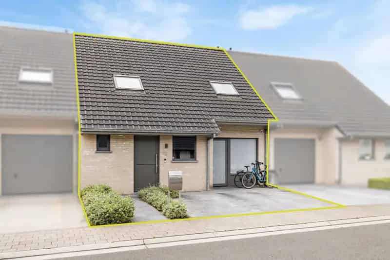 Instapklare woning met tuin, zonnepanelen en 3 slpks