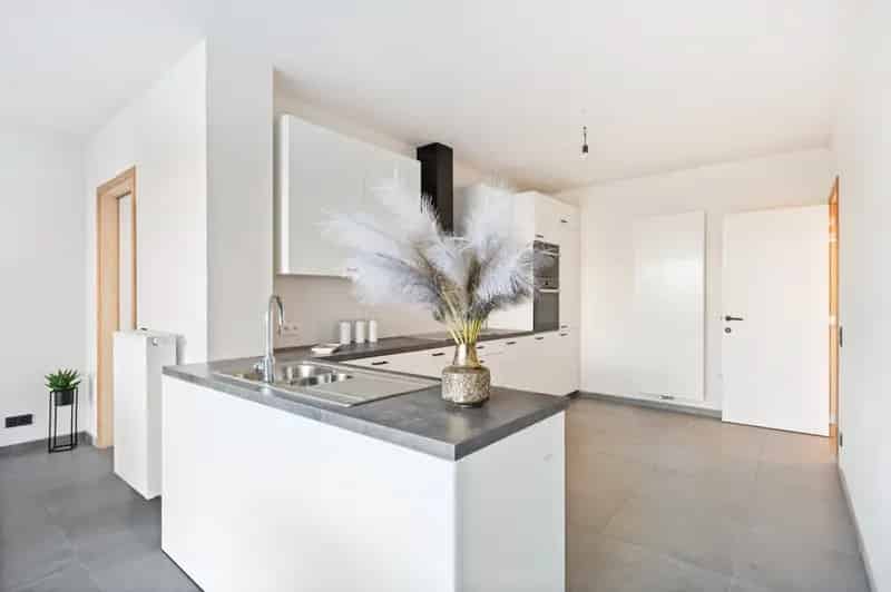 RECENT GERENOVEERDE WONING (2024) MET 3 SLPKS, RUIME TUIN EN MOGELIJKHEID DUBBELE GARAGE