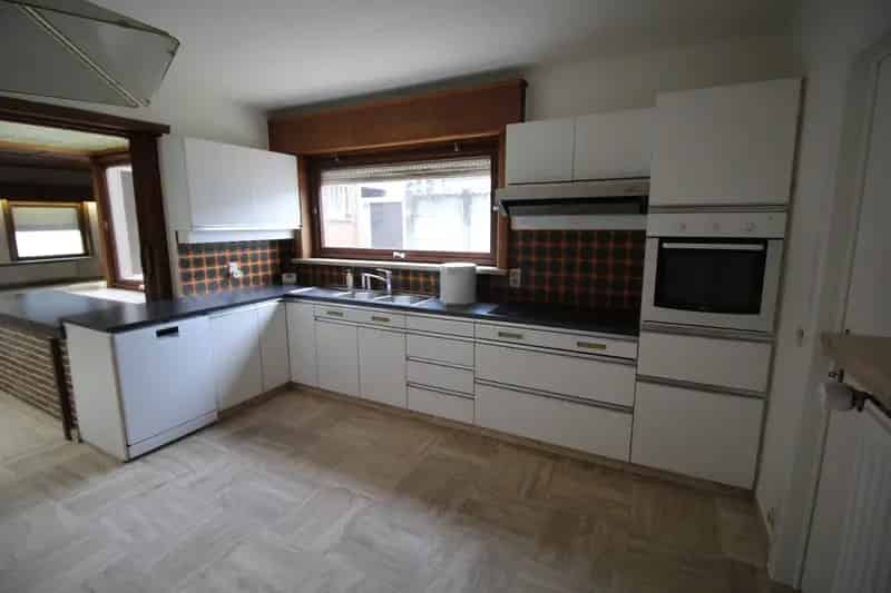 Ruime woning met 3 slaapkamers, tuin en 2 garages!