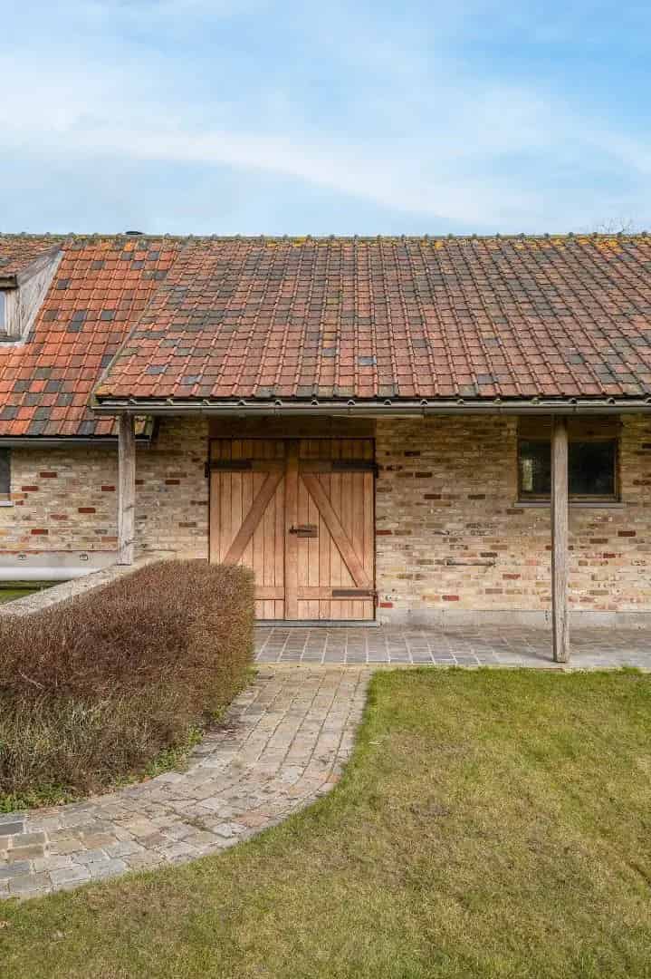 Karaktervol landhuis met zwembad, loods en stallen op rustige ligging