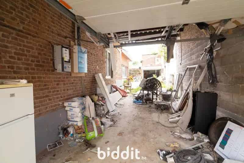 TE RENOVEREN WONING MET GARAGE