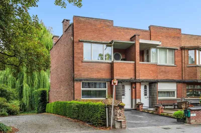 Gezinswoning met 4 slaapkamers en parkeerplaats