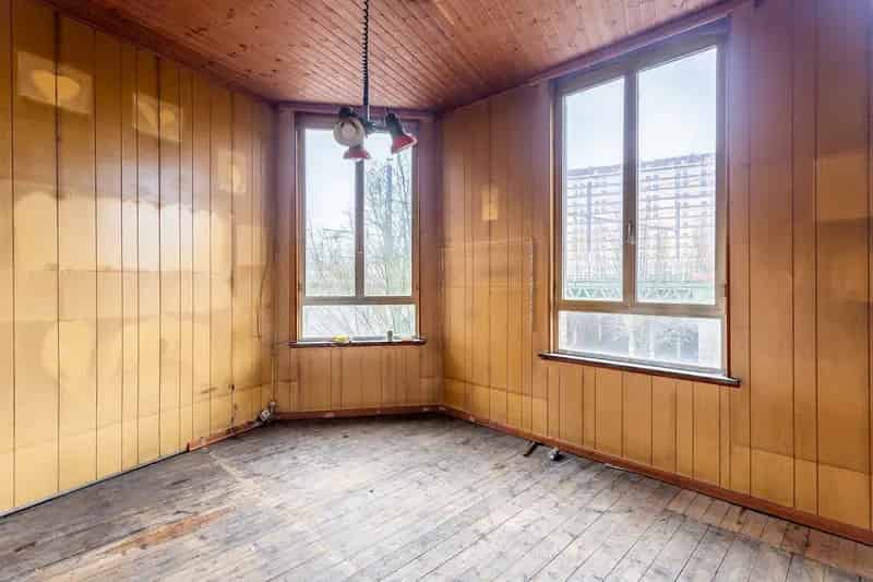 Te renoveren hoekwoning met garage