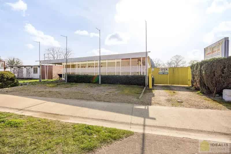 IDEALIS VASTGOED - TE RENOVEREN/AF TE BREKEN HANDELSPAND GELEGEN OP EEN RUIM PERCEEL VAN 12A 23CA! Dit te renoveren/af te breken handelspand omvat maar liefst +-350m² netto oppervlakte op een perceel van 12a23ca. Een unieke kans voor kandidaten op zoek naar een renovatieproject/grond op een hele fijne locatie dicht bij de centra van Oudsbergen, Bree en Peer!