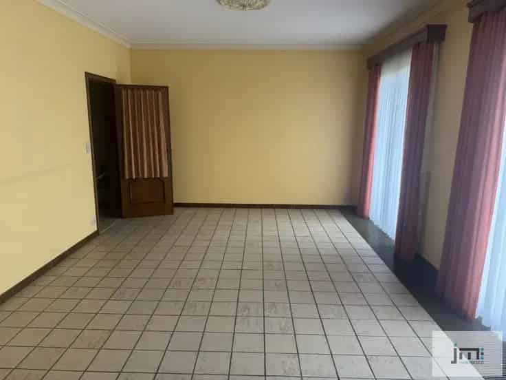 Huis Te Koop 4 slaapkamers Dubbele Garage Ruime Woning