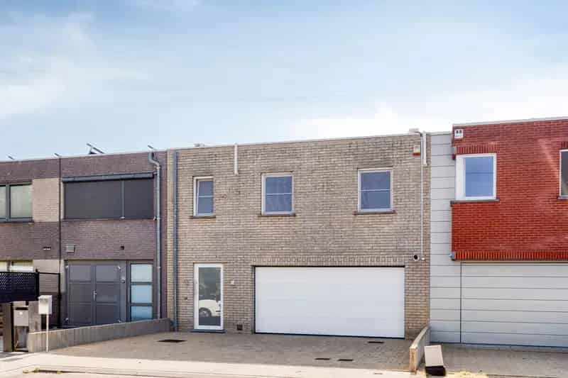 INSTAPKLARE WONING IDEAAL GELEGEN IN DOODLOPENDE STRAAT!