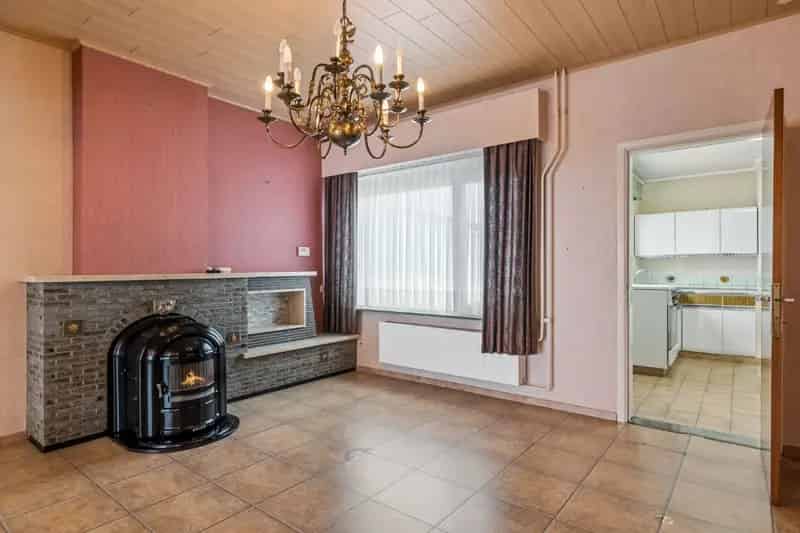 Solide rijwoning met 3 slaapkamers en zijdoorgang
