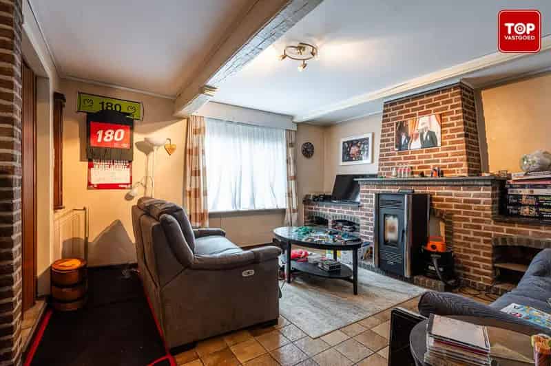 Woning met 3 slaapkamers en garage met aparte toegang.