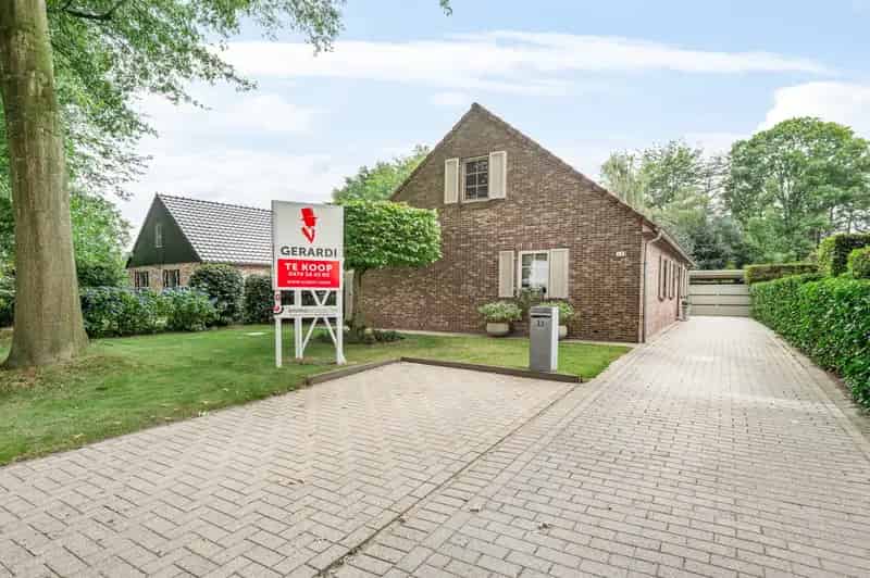Welkom in Sint-Lenaarts, waar deze ruime woning van 185 m² wacht op een nieuw gezin. Gelegen in een zeer rustige doodlopende straat, biedt de woning alle comfort die u zoekt. Met vier slaapkamers, een carport en een mooie tuin is dit een unieke kans.

Ind