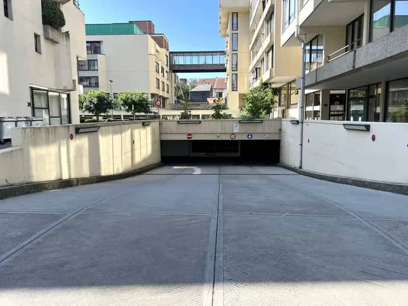 Ondergrondse autostaanplaats te koop in hartje Leuven, vlakbij station