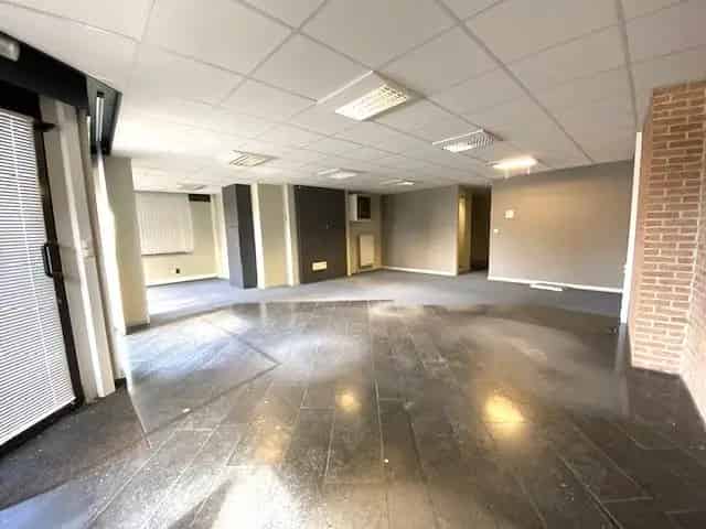 Handelsruimte  (+-190m²) met 6 autostaanplaatsen centrum Geel.