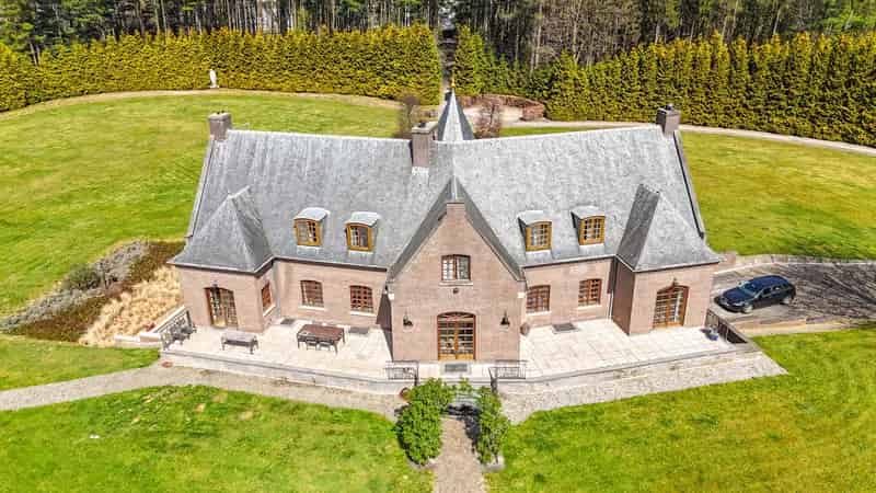 Unieke villa met bijgebouw, op ruim perceel van ca. 8.5 HA!