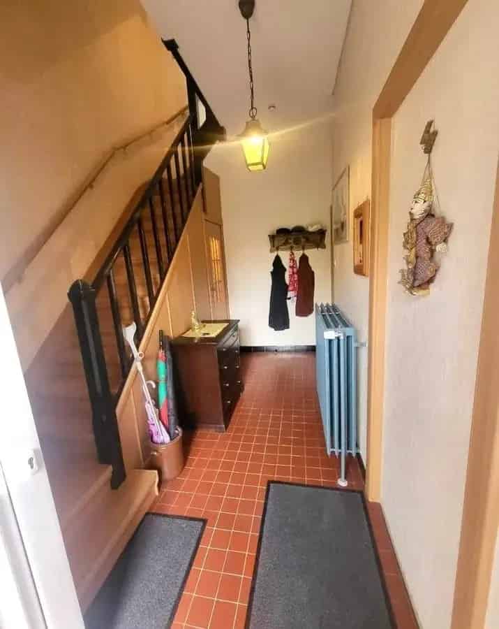 Ruime tweegevelwoning met garage en stadstuin aan de rand van Brussel.