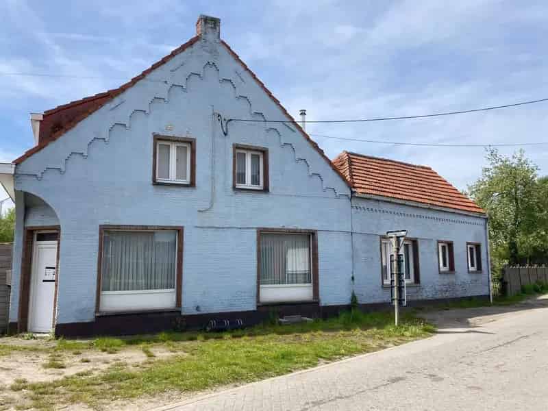 Te renoveren handelswoning met schuur/stalling en garage.