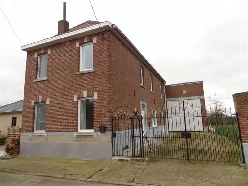 Gerenoveerde woning met 2 slaapkamers, garage en tuin.