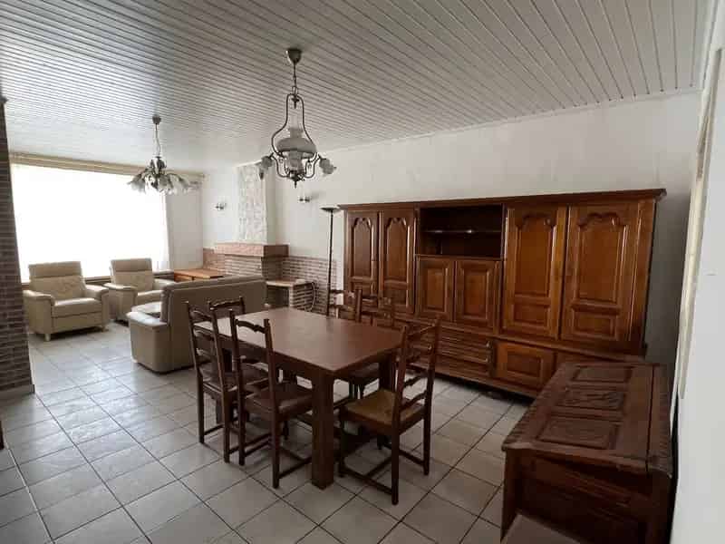 Op te frissen rijwoning op vlot toegankelijke ligging