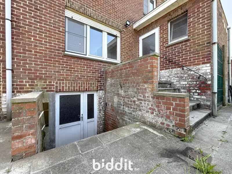 TE RENOVEREN WONING MET GARAGE