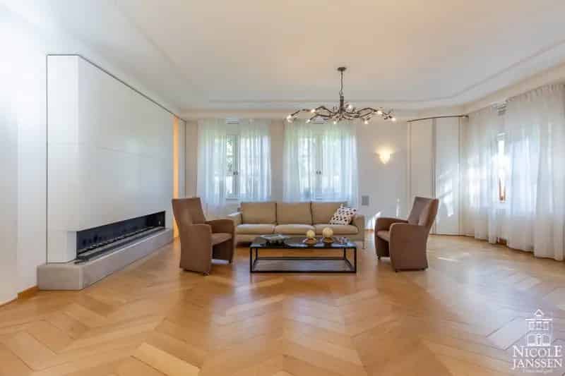 Royale villa met grote tuin in residentiële buurt vlakbij het centrum