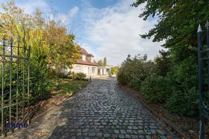 Idyllisch gelegen villa op 3598 m² met garage voor 6 wagens