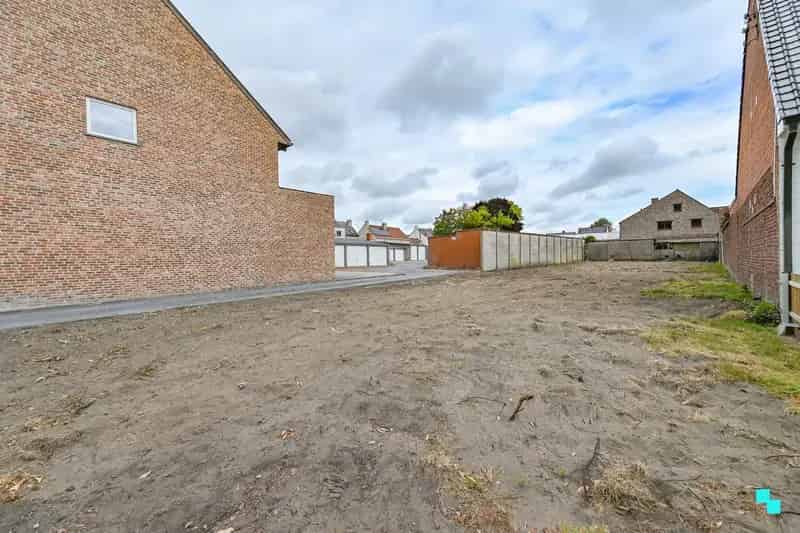 Bouwgrond zonder bouwverplichting van 551 m² voor halfopen bebouwing te Emelgem