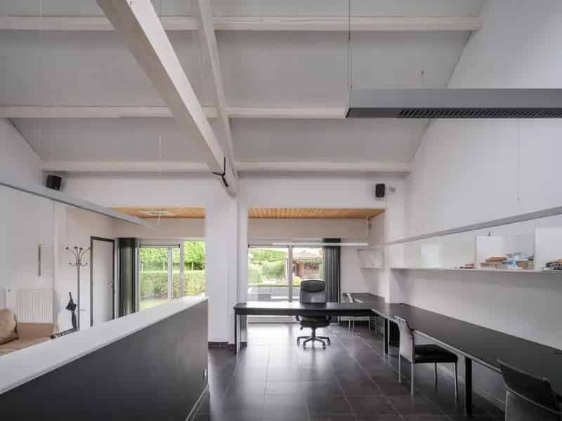 Woning met kantoor, parking en tuin