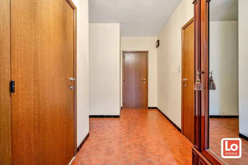 Goed onderhouden op te frissen gelijkvloerse woning met inpandige garage in een rustige straat nabij het centrum van Zelzate!