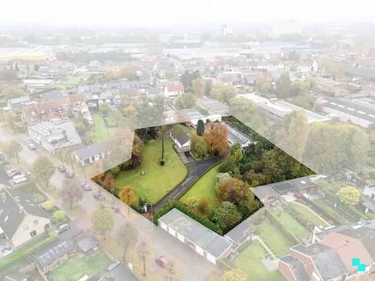Te renoveren woning met bijgebouw op ruim perceel te Izegem