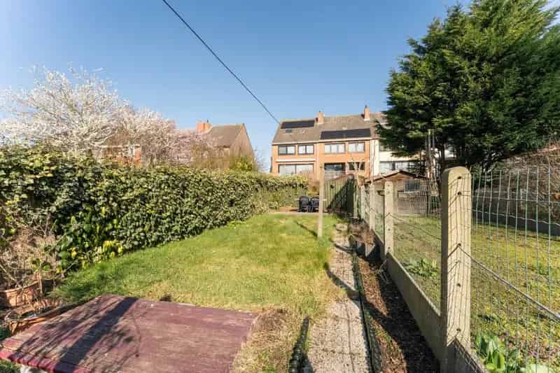 Volledig te renoveren stadswoning met zonnige tuin en tal van mogelijkheden op strategische ligging!