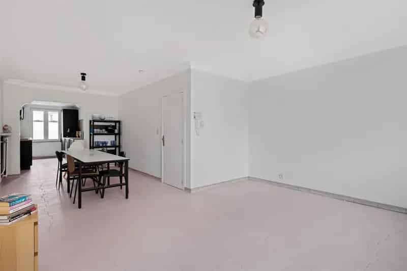 Bel-étage woning met 4 slaapkamers en koer vlakbij Antwerpen-Zuid