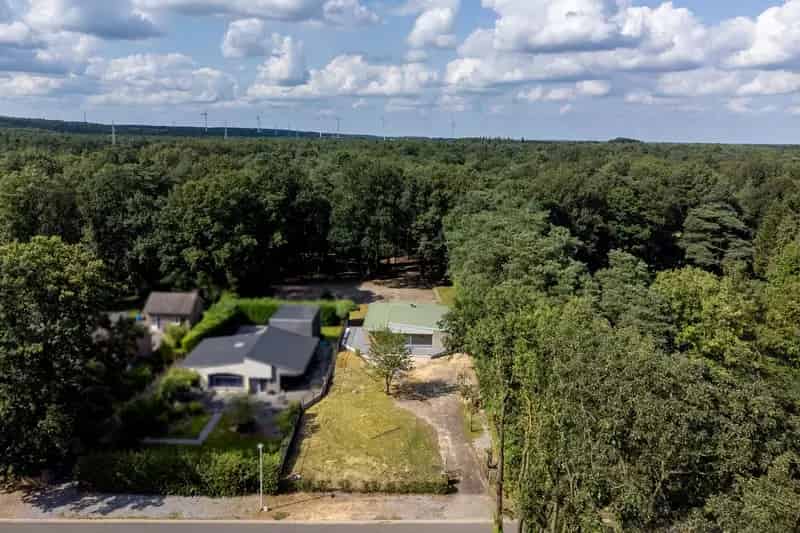 Deels gerenoveerde laagbouwvilla, residentieel gelegen in de bossen op een uitgestrekt perceel van 3.981m²