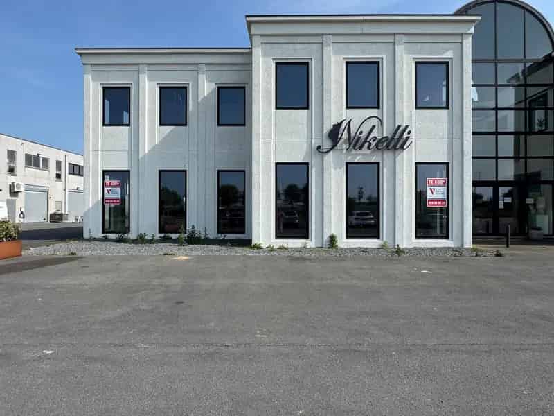 Instapklaar handelspand 428m² met 14 staanplaatsen