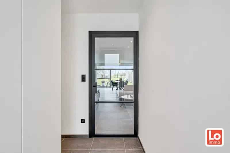 VERKOCHT! Instapklare halfopen nieuwbouw woning met inpandige garage en open zicht op een landelijke locatie in Beervelde!