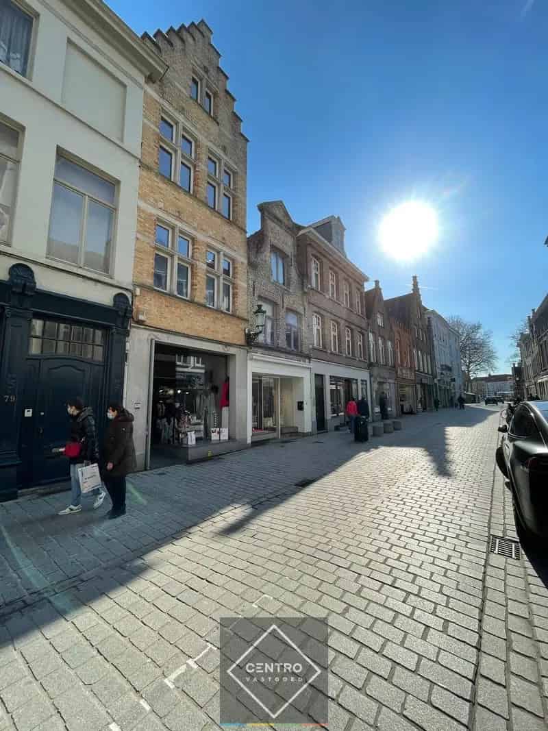Mooi RENDEMENT: Volledig verhuurd HANDELSHUIS met APPARTEMENT (2 slpkms) en TERRAS op 100m van 't Zand in het historisch centrum van Brugge.