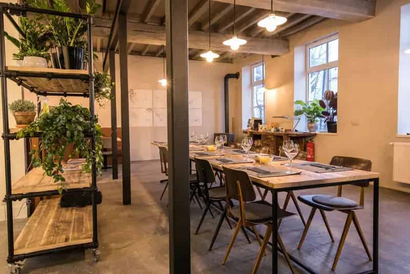 Gerenoveerde handelszaak met ruime woning en gezellige stadstuin te centrum Roeselare