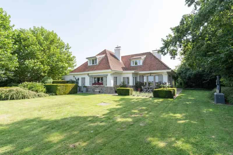 Ruime villa met panoramisch uitzicht en vakantiegevoel.