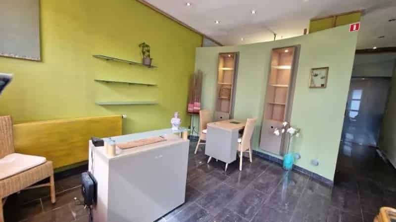 Ruime EENGEZINSWONING met grote leefruimten, 2 slaapkamers en mooi terras, woning met mogelijkheden, op 1 are 33 ca.