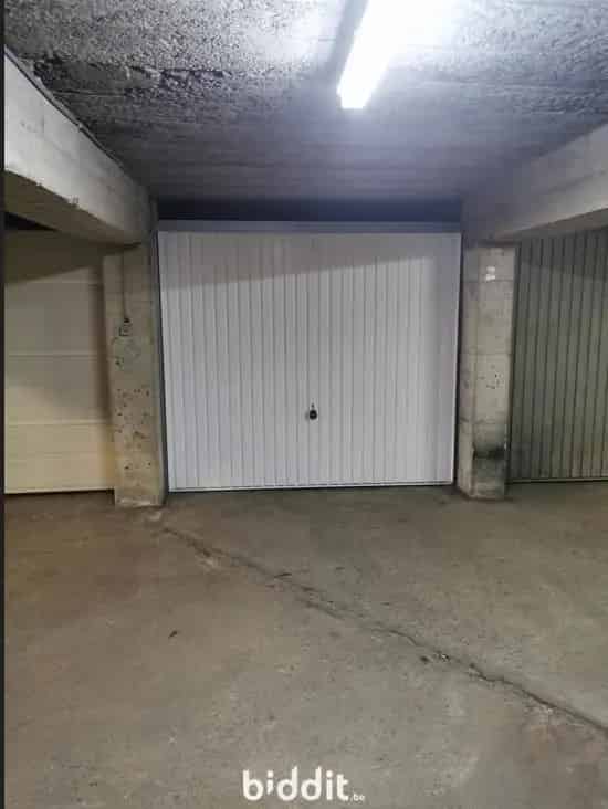 GUNSTIG GELEGEN GARAGEBOX