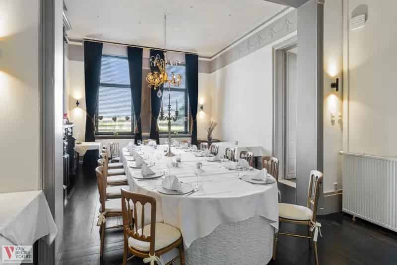 Imposant herenhuis met feestzaal