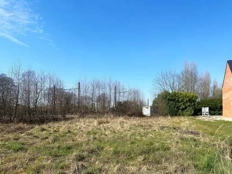 Bouwgrond op een perceel van 860m² voor een halfopen bebouwing in Lint
